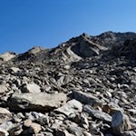 Der Abstieg von der Krapfenkarspitze führt durch eine gut markierte Block- und Geröllhalde