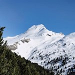 Unser Blick fällt auf die schneebedeckte Kassianspitze