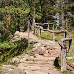 Sul sentiero escursionistico accuratamente tracciato verso il rifugio Brogles