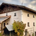 Neben dem Kirchlein St. Helena lädt der Kreuzhof zur Einkehr