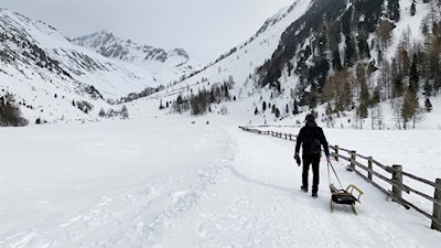 Mit der Rodel hinauf zur Knuttenalm