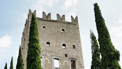 Die zinnenbewehrte Hauptburg