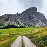 Vor uns erhebt sich der imposante Peitlerkofel