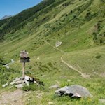 Etwas unterhalb der Knuttenalm nimmt der aussichtsreiche Reiner Höhenweg seinen Anfang