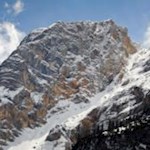 Der Pragser Wildsee wird von mächtigen Felsen umschlossen