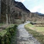 Sanft steigt der Radweg nach Pré an