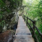 Auf sicheren Bretterstegen über eine ausgesetzte Passage