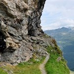 Der leicht ausgesetzte Weg um den Felssporn verlangt etwas Trittsicherheit