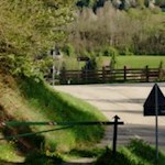 Der Weg Nr. 10B mündet in eine asphaltierte Straße