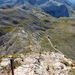 Seilgesicherte Passage auf dem Weg in Richtung Seekofel