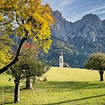 Vor idyllischer Herbstkulisse präsentiert sich die St. Valentin Kirche