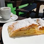 Süße Verlockung auf der Sonnenterrasse der Kiener Alm