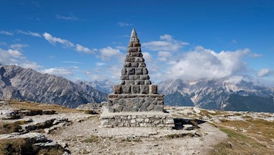 Die Carducci-Pyramide erinnert an den einstigen Literaturnobelpreisträger