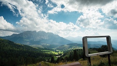 Landschaftskino mit Blick auf den Latemar, das Weiß- und Schwarzhorn
