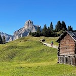 Escursione con lo sfondo del Sassongher