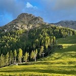 Mit Blick auf die Poppekanzel steigt die Wanderung zunächst recht steil über die Schipiste an
