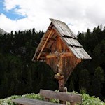 Ein schmuckes Kreuz säumt den Weg zur Lavarellahütte