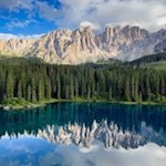 Abends und morgens spiegelt sich der Latemar besonders schön im Karersee