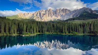 Abends und morgens spiegelt sich der Latemar besonders schön im Karersee