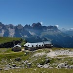 Vor der Kulisse des Rosengarten lädt das Schlernhaus zu Tisch