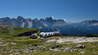 Vor der Kulisse des Rosengarten lädt das Schlernhaus zu Tisch