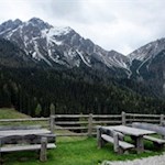 Die gemütliche Lanzwiesenalm wartet mit einer einladenden Sonnenterrasse auf