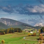 Herbstlich gefärbter Blick auf die Raschötz und die Geisler