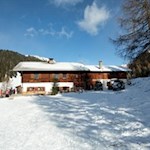 Die Taistner Alm lädt auch im Winter zur Einkehr ein