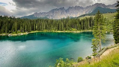 Am schimmernden Karersee