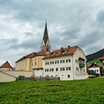 Terenten-mit-der-spitztürmigen-Kirche-zum-heiligen-Georg