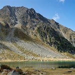 Der schimmernde Klaussee zu Füßen des Rauchkofel