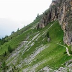 Der Weg Nr. 526 schmiegt sich eng an die Felswände