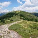 Über den aussichtsreichen Kamm führt die Wanderung zur Taistner Alm weiter