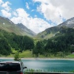 Auf der gegenüberliegenden Seeseite zweigt der Wanderweg in Richtung Edelrauthütte ab