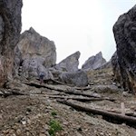 In numerous serpentines the trail descends through the forcella Pana