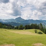 Unser Blick schweift zu den gegenüberliegenden Dolomiten mit dem imposanten Peitlerkofel