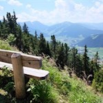 Aussichtsbank mit Blick auf die Dreifingerspitze, den Piz da Peres und den Kronplatz