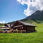 Vaciara moutain hut at the foot of Putia