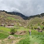 Die breite Wiese am Partschinser Wasserfall mit dem Gasthaus Wasserfall im Hintergrund