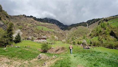 Die breite Wiese am Partschinser Wasserfall mit dem Gasthaus Wasserfall im Hintergrund