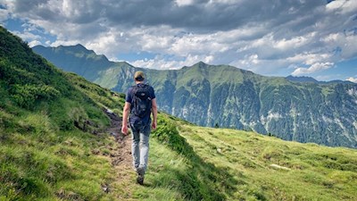 Vor malerischer Bergkulisse auf das Saxenle