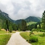 The first part of the trail is partly level, partly gently uphill