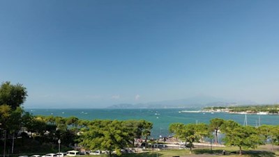 Nel Parco degli Aviatori si apre un'ampia vista sullo scintillante Lago di Garda