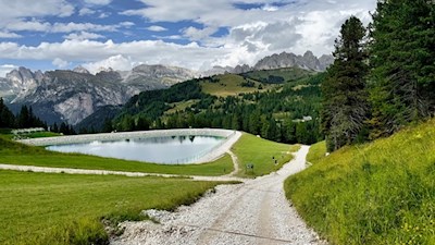 Al lago artificiale si apre una splendida vista sulle montagne
