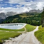 At the reservoir opens a beautiful mountain view