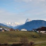 Blick auf Lajen, den Sellastock und den Langkofel 