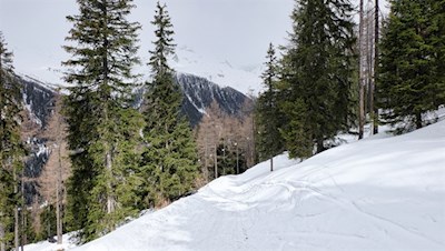 Ab und an erschließen sich schöne Ausblicke auf die gegenüberliegende Bergwelt