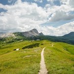 Against the backdrop of the Settsass, the hike leads over the Störes ridge