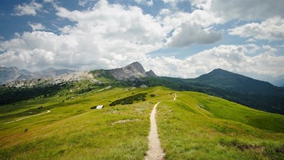 Against the backdrop of the Settsass, the hike leads over the Störes ridge