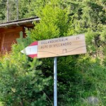Der Anstieg auf die Villanderer Alm ist mit 0:25 h ausgeschildert